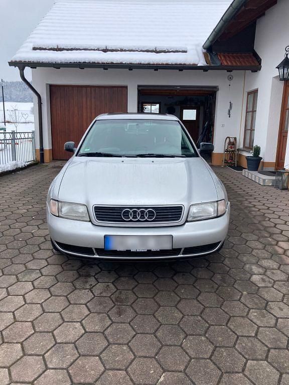 Używany Audi A4 125 KM (91 kW) 1995 Srebrny Sedan/Limuzyna