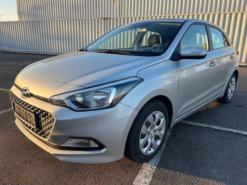 Silber Gebraucht 2017 Hyundai i20 Classic Limousine | 6.900 € (Guter Preis) - Bild 1/4