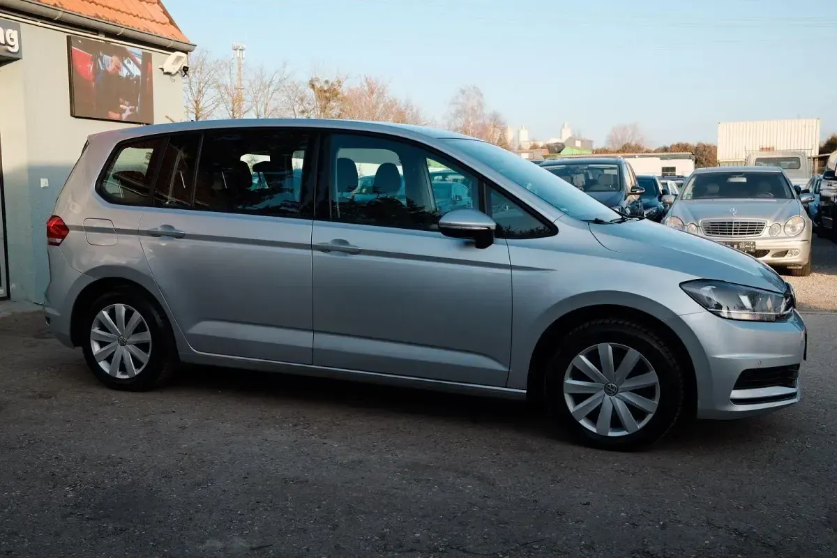 Gebraucht VW Touran Trendline 110 PS (80 kW) 2016 Silber Van / Kleinbus