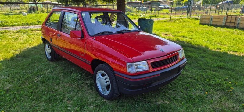 Rot Gebraucht 1990 Opel Corsa Kleinwagen | 6.500 € - Bild 1/4