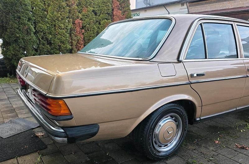 Gebraucht Mercedes E300 88 PS (64 kW) 1980 Gold Limousine
