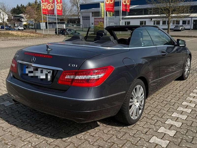 Gebraucht Mercedes E220 170 PS (125 kW) 2011 Tenoritgrau  metalliclack Cabrio