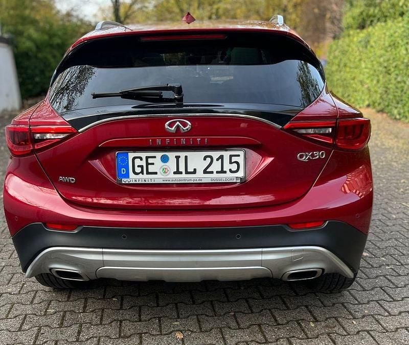 Gebraucht Infiniti QX30 170 PS (125 kW) 2016 Rot SUV