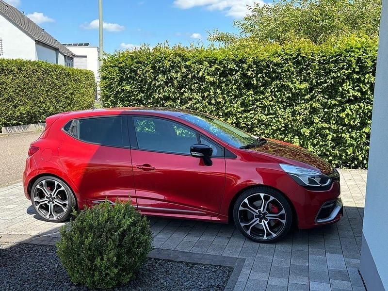Gebraucht Renault Clio IV Trophy 220 PS (161 kW) 2016 Rot Kleinwagen