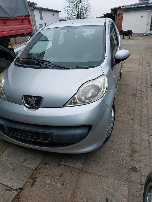 Gebraucht Peugeot 107 68 PS (50 kW) 2005 Silber Kleinwagen