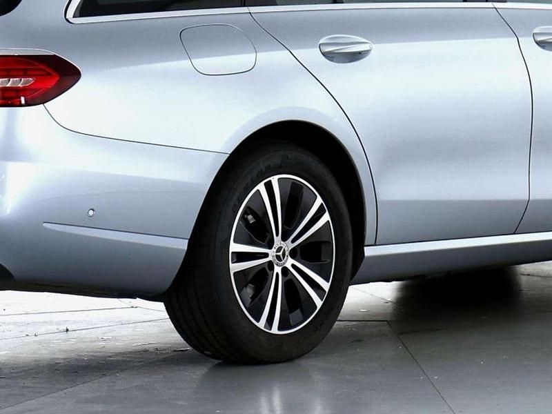 Gebraucht Mercedes E220 Avantgarde 194 PS (142 kW) 2022 Hightechsilber metallic Kombi