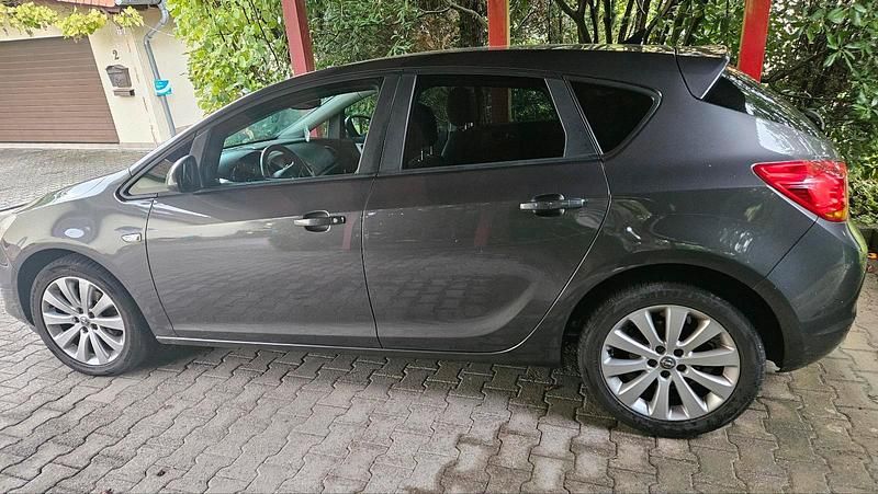 Grau Gebraucht 2011 Opel Astra Limousine | 2.000 € (Superpreis) - Bild 1/4