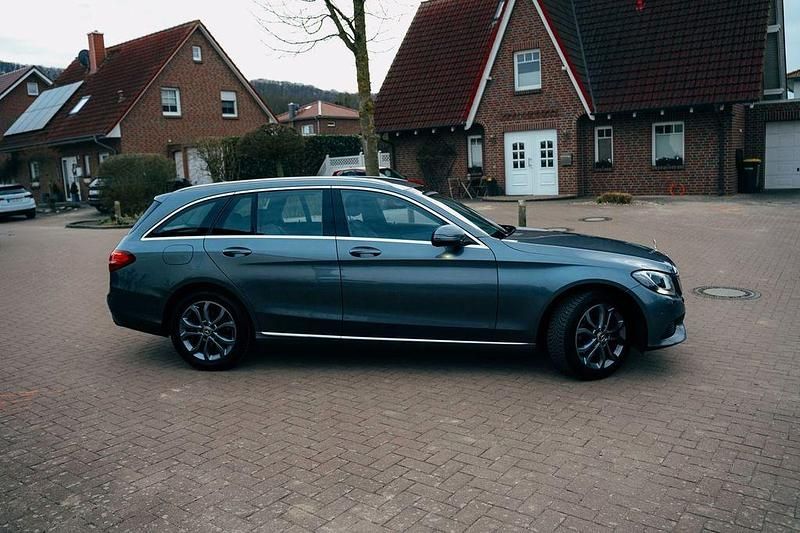 Grau Gebraucht 2016 Mercedes C220 Exclusive Limousine | 16.500 € (Fairer Preis) - Bild 1/4