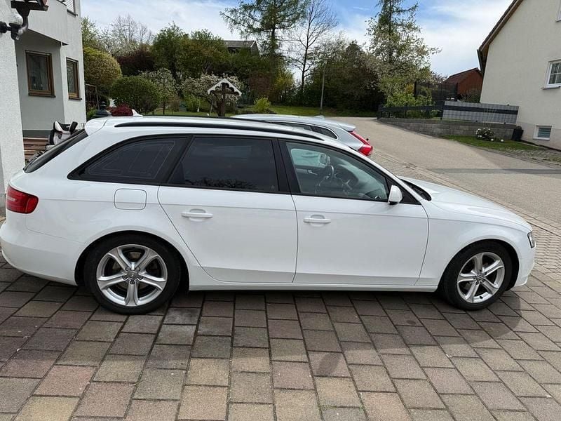 Używany Audi A4 Ambition 143 KM (105 kW) 2012 Biały Kombi