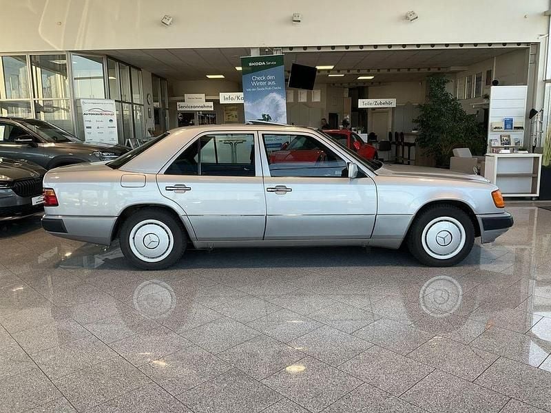 Gebraucht Mercedes E230 132 PS (97 kW) 1991 Brillantsilber  metallic Limousine