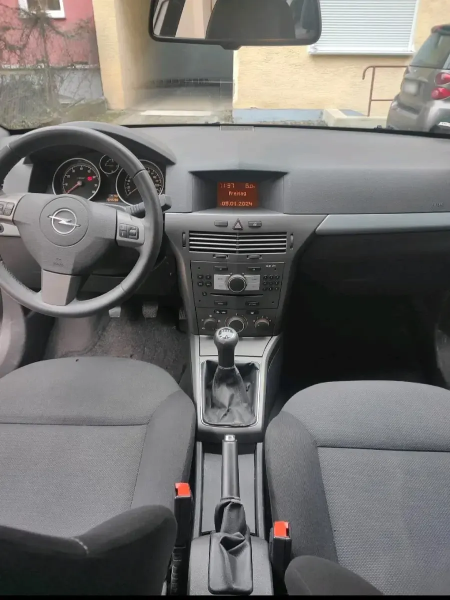 Używany Opel Astra 105 KM (77 kW) 2007 Srebrny Sedan/Limuzyna