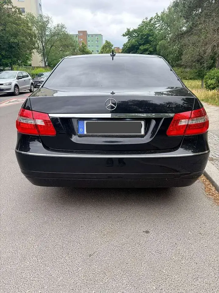Gebraucht Mercedes E250 Avantgarde 204 PS (150 kW) 2009 Schwarz Limousine