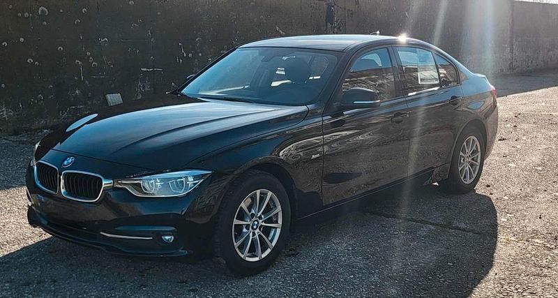 Andere farben Gebraucht 2017 BMW 320 Sport Line Limousine | 21.490 € - Bild 1/4