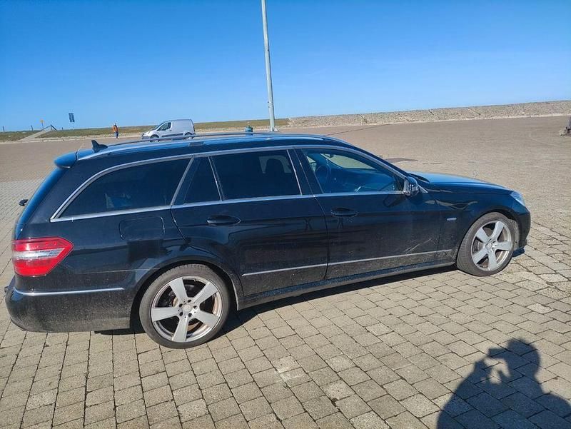 Gebraucht Mercedes E350 Avantgarde 265 PS (194 kW) 2011 Schwarz Limousine