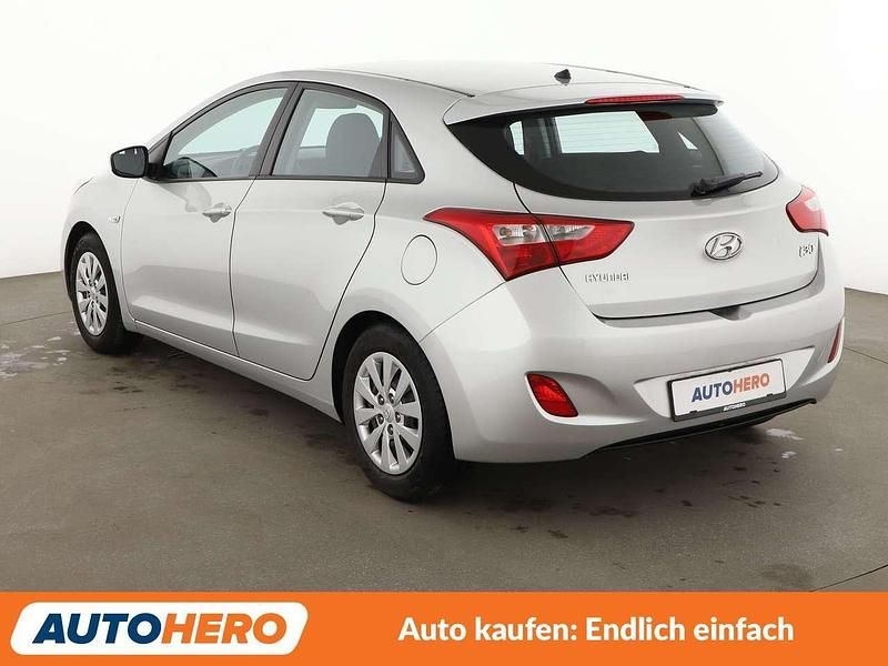 Gebraucht Hyundai i30 Classic 101 PS (74 kW) 2016 Silber Limousine