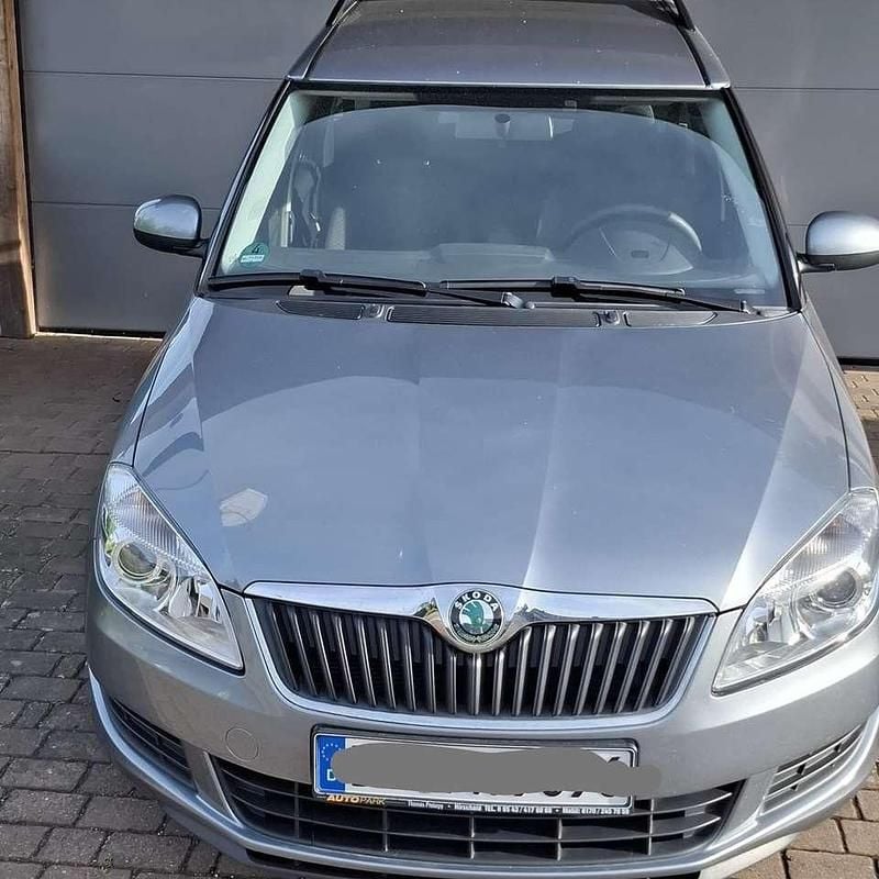 Silber Gebraucht 2011 Skoda Roomster Plus Edition Van / Kleinbus | 5.950 € (Etwas zu teuer) - Bild 1/4