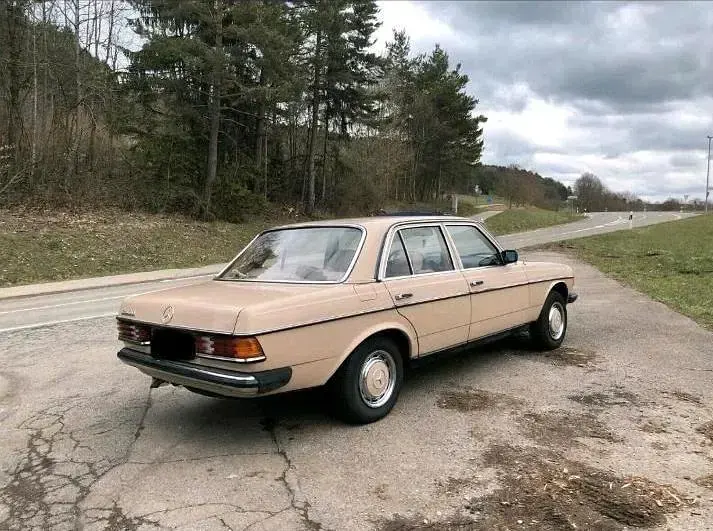 Gebraucht Mercedes 240 70 PS (51 kW) 1983 Beige Limousine