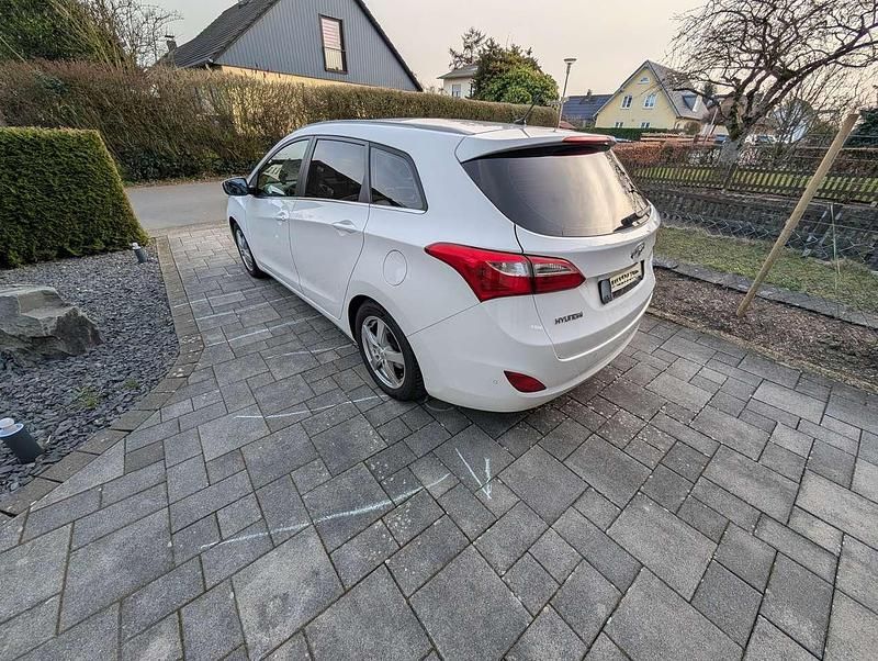 Gebraucht Hyundai i30 Style 135 PS (99 kW) 2015 Weiß Kombi