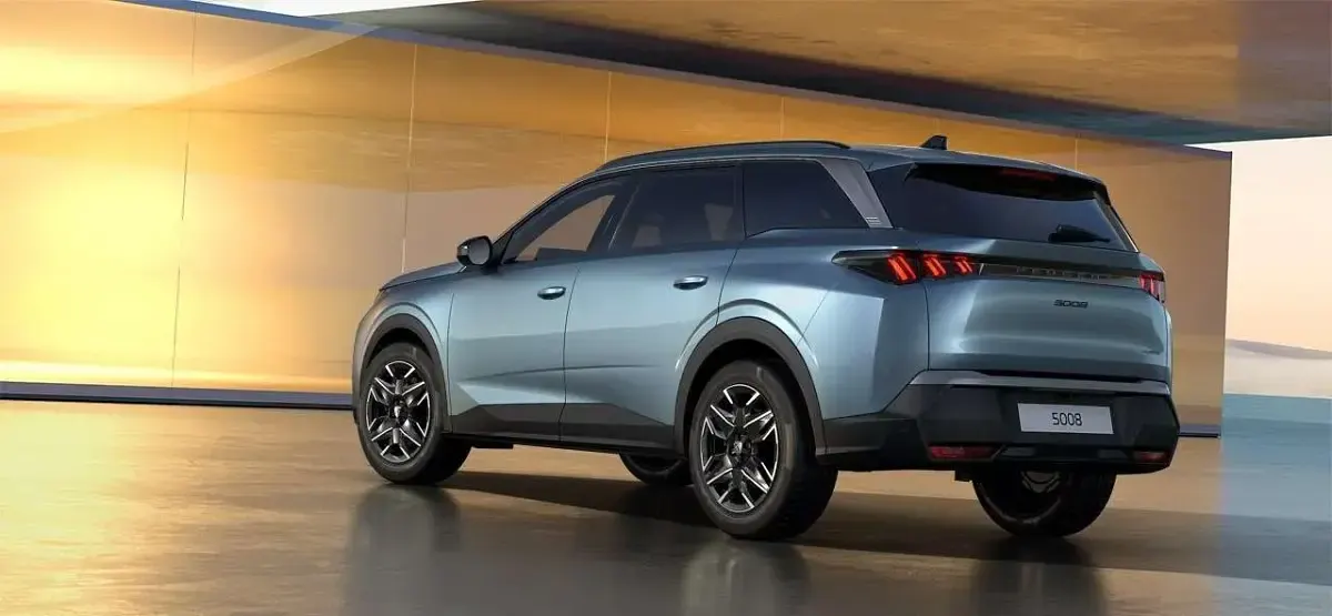 Neu Peugeot 5008 Allure 144 PS (105 kW) 2025 Ingaro blau SUV