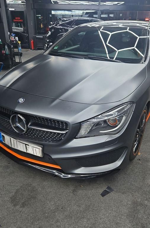 Grau Gebraucht 2014 Mercedes 200 Limousine | 17.950 € - Bild 1/4