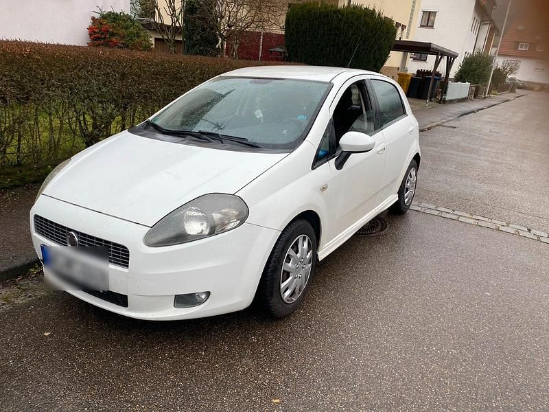 Weiß Gebraucht 2009 Fiat Punto Star Limousine | 1.750 € (Fairer Preis) - Bild 1/4