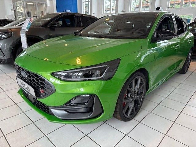 Neu Ford Focus ST 280 PS (205 kW) 2025 Mean green Limousine
