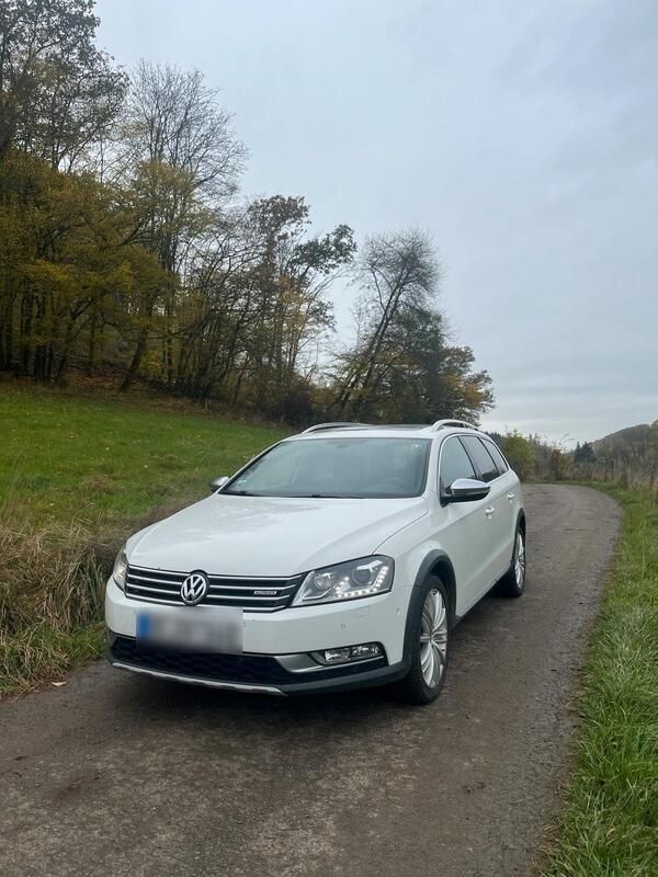 Weiß Gebraucht 2013 VW Passat Alltrack Kombi | 11.799 € (Etwas zu teuer) - Bild 1/4