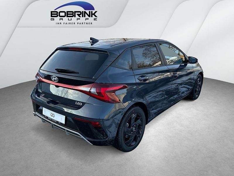 Neu Hyundai i20 Blackline 90 PS (66 kW) 2025 Grau Limousine