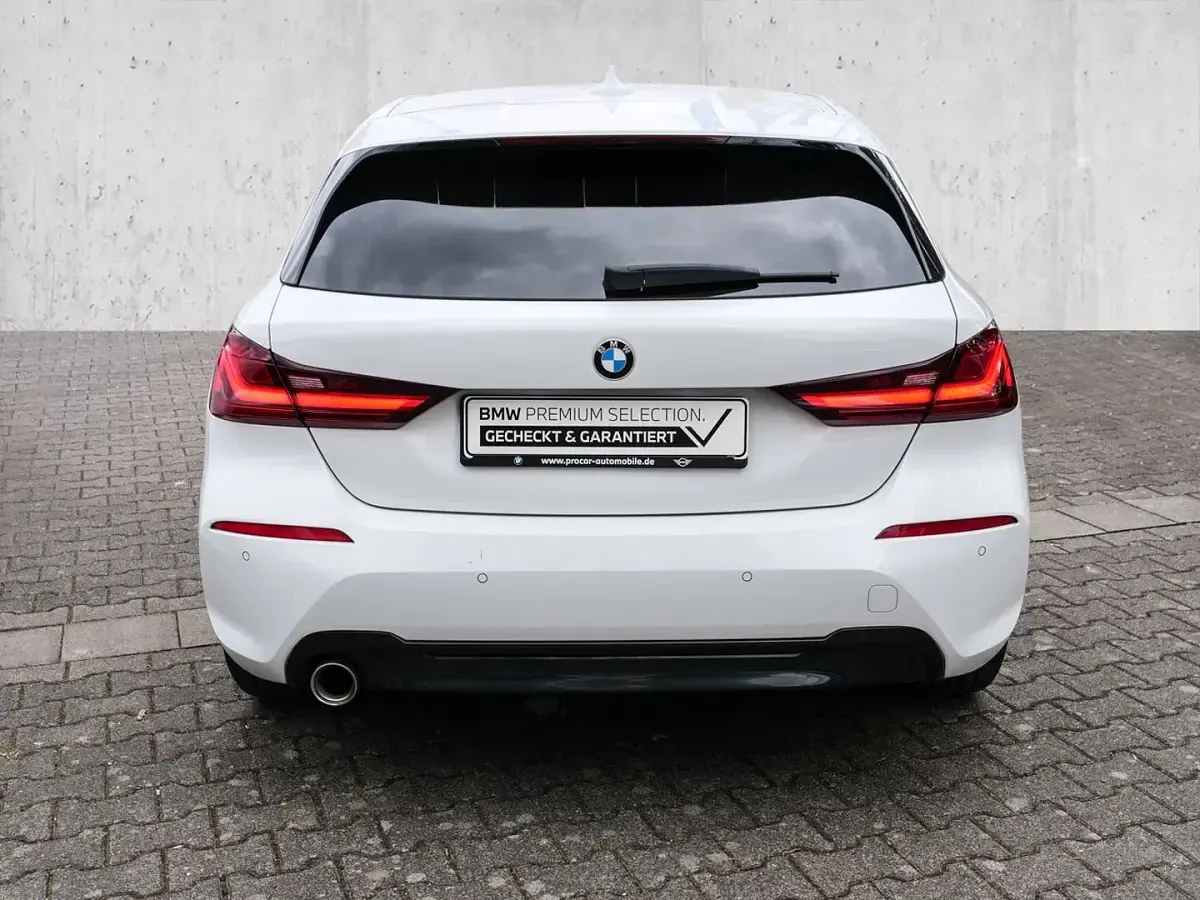 Gebraucht BMW 118 Shadowline 136 PS (100 kW) 2023 Weiß Limousine
