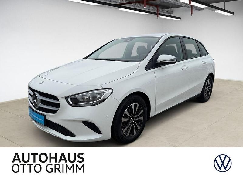 Weiß Gebraucht 2022 Mercedes 180 Limousine | 23.850 € (Superpreis) - Bild 1/4