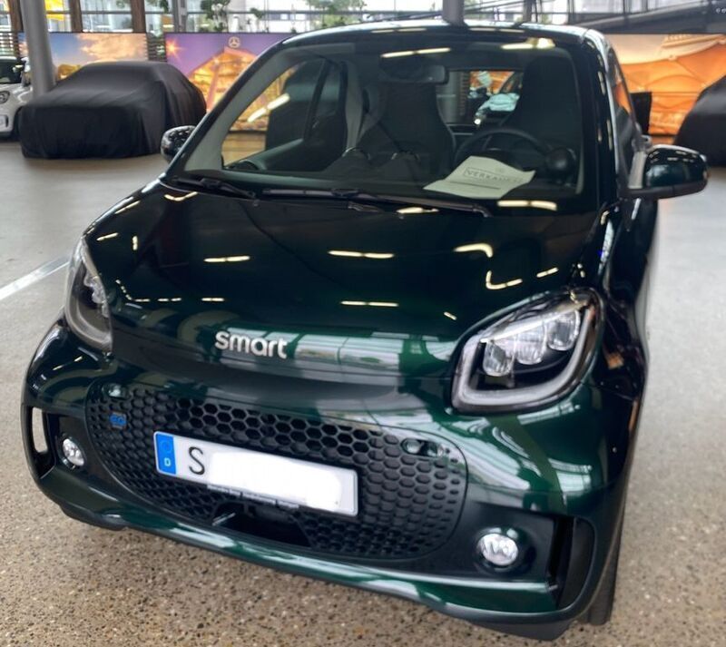 Grün Gebraucht 2023 Smart ForTwo Electric Drive Prime Kleinwagen | 16.900 € (Etwas zu teuer) - Bild 1/4