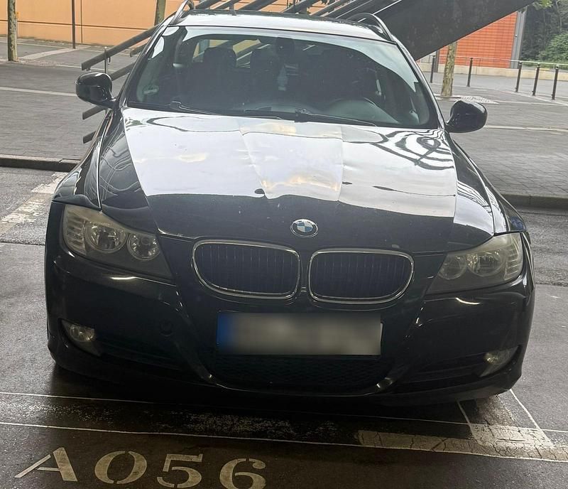 Gebraucht BMW 320 163 PS (119 kW) 2009 Schwarz Kombi