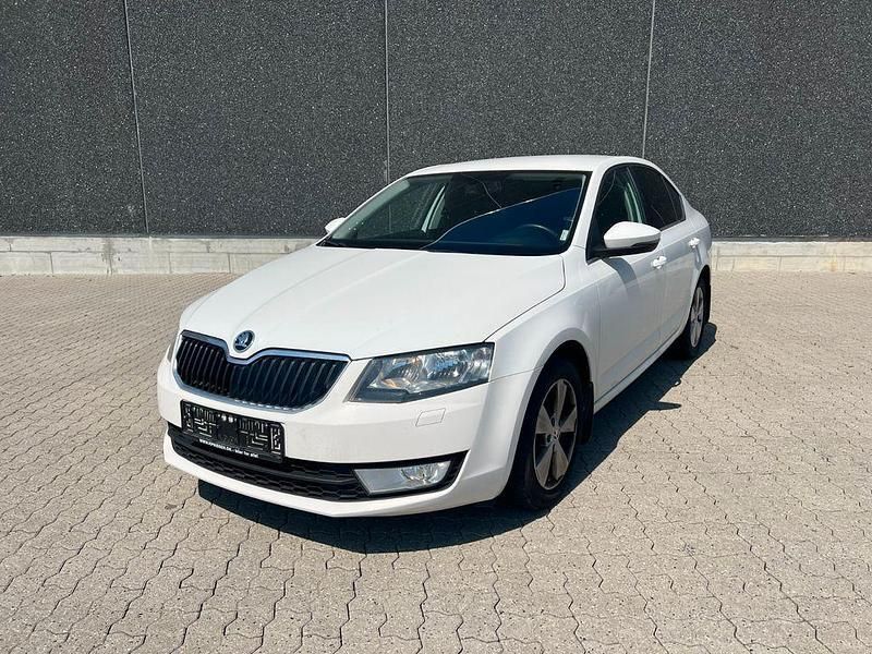 Weiß Gebraucht 2015 Skoda Octavia Elegance Limousine | 5.900 € (Guter Preis) - Bild 1/4