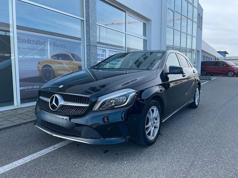 Gebraucht Mercedes A180 109 PS (80 kW) 2017 Schwarz Limousine