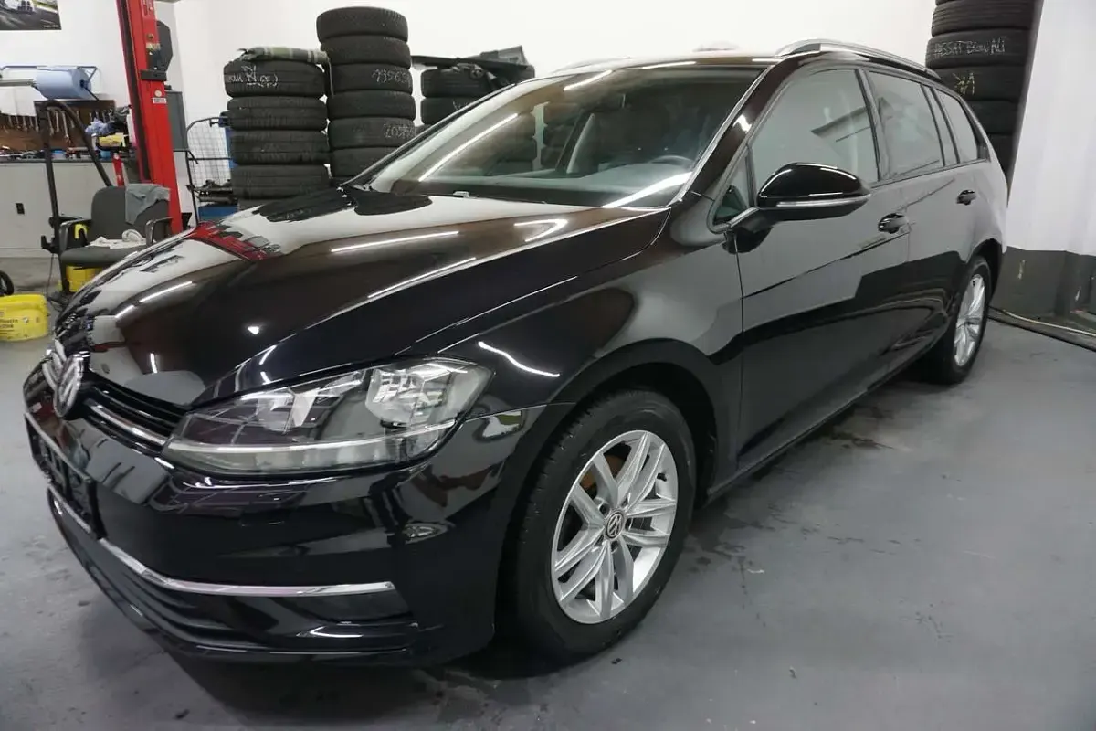 Gebraucht VW Golf VII 116 PS (85 kW) 2020 Deep black perleffekt Kombi