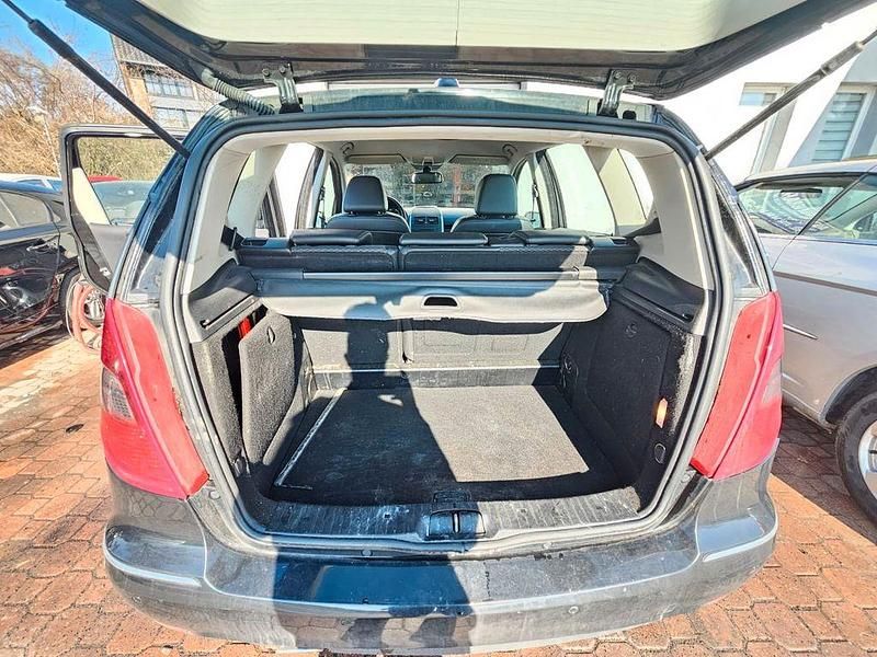 Gebraucht Mercedes A180 109 PS (80 kW) 2011 Schwarz Limousine