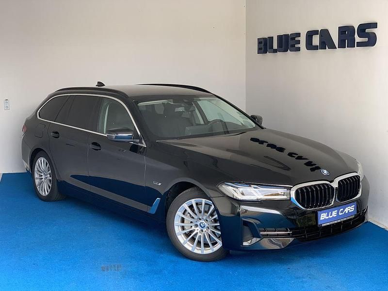Saphirschwarz (metallic) Gebraucht 2022 BMW 530e Sport Line Kombi | 32.900 € (Superpreis) - Bild 1/4