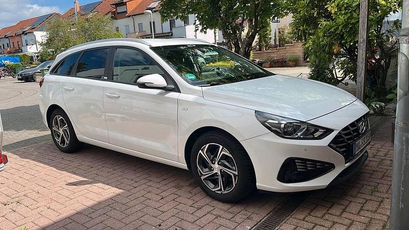 Weiß Gebraucht 2021 Hyundai i30 Edition 30 Limousine | 17.750 € (Etwas zu teuer) - Bild 1/4