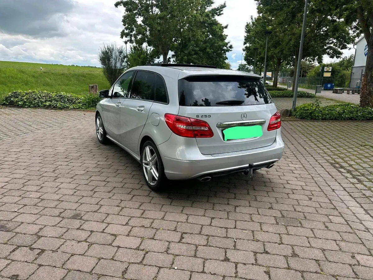 Używany Mercedes B250 211 KM (155 kW) 2013 Srebrny Minivan