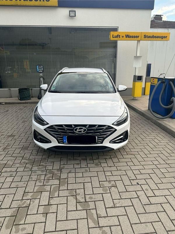 Weiß Gebraucht 2021 Hyundai i30 Trend Kombi | 13.800 € (Superpreis) - Bild 1/4