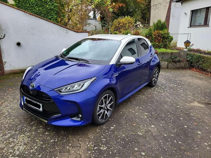 Blau Gebraucht 2021 Toyota Yaris Hybrid Style Kleinwagen | 18.490 € (Fairer Preis) - Bild 1/4
