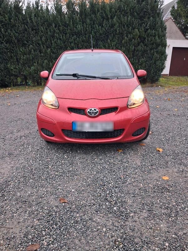 Rot Gebraucht 2010 Toyota Aygo Kleinwagen | 3.199 € (Fairer Preis) - Bild 1/4