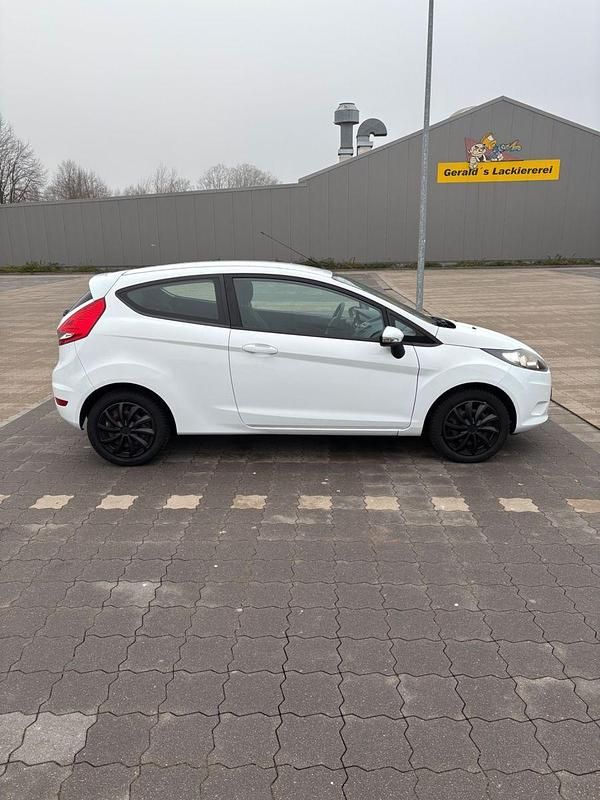 Gebraucht Ford Fiesta Trend 95 PS (69 kW) 2011 Weiß Kleinwagen