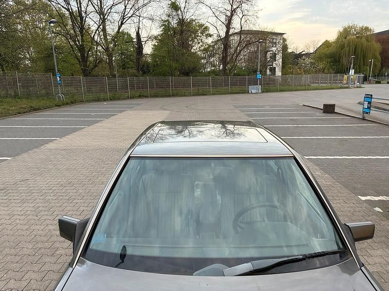 Second-hand Mercedes E230 1990 Gri Berlinǎ