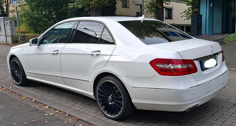Weiß Gebraucht 2012 Mercedes E200 Avantgarde Limousine | 10.500 € (Fairer Preis) - Bild 1/4