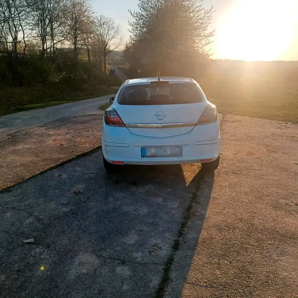 Usata Opel Astra 90 CV (66 kW) 2009 Bianco Coupé