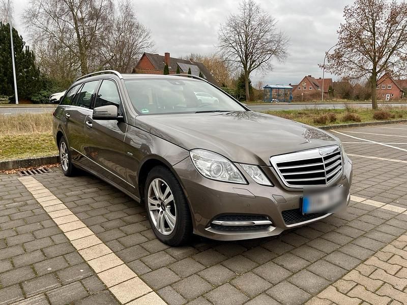 Grau Gebraucht 2011 Mercedes E200 Avantgarde Kombi | 7.600 € (Guter Preis) - Bild 1/4