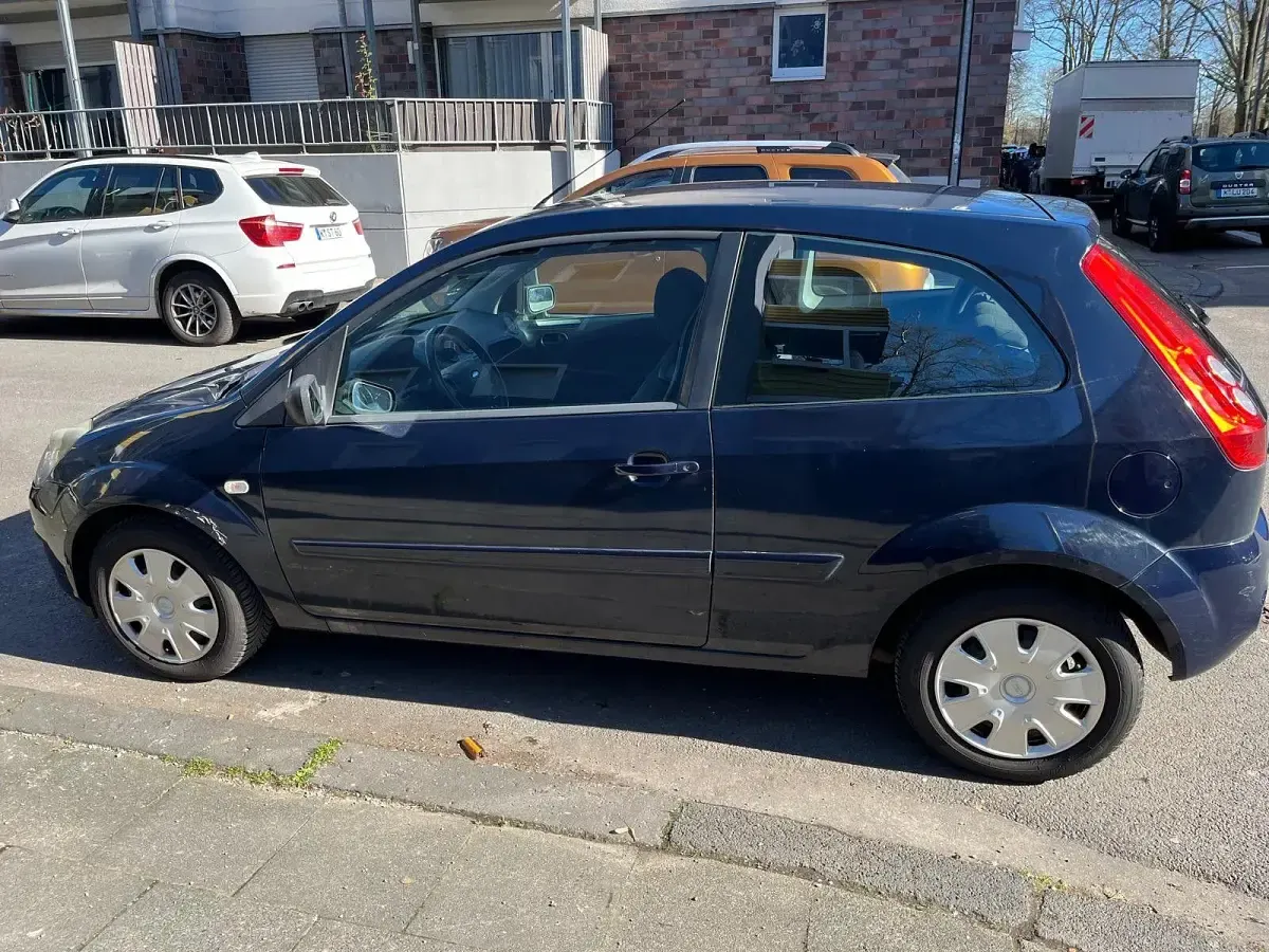 Gebraucht Ford Fiesta Ambiente 60 PS (44 kW) 2008 Blau Kleinwagen