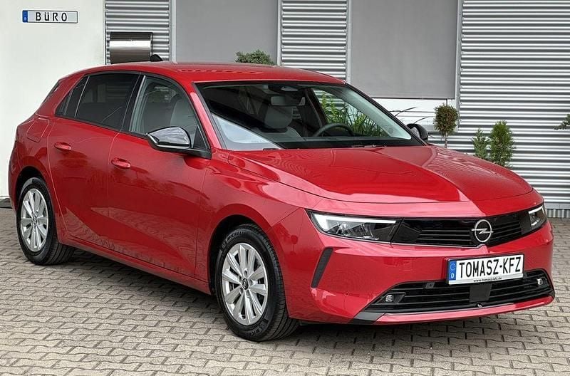 Chili rot metallic (epq) Gebraucht 2024 Opel Astra Edition Limousine | 18.950 € (Superpreis) - Bild 1/4