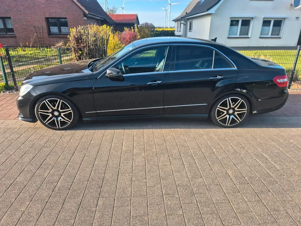 Second-hand Mercedes E300 231 CP (169 kW) 2010 Negru Berlinǎ
